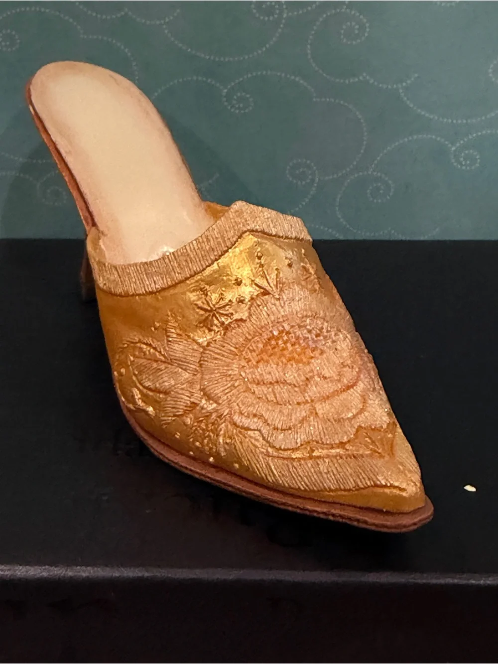 Just the Right Shoe “Elizabeth” #25128 (2001) Collectible Shoe